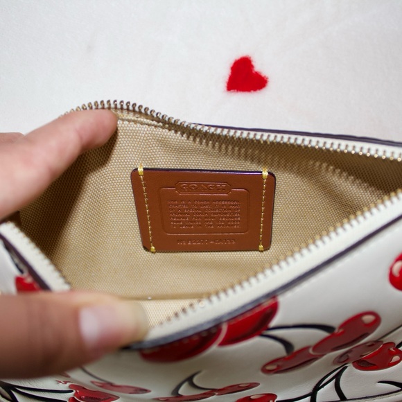 🍒 Coach Swinger Bag 20 With Cherry Print 🍒 - Picture 8 of 9